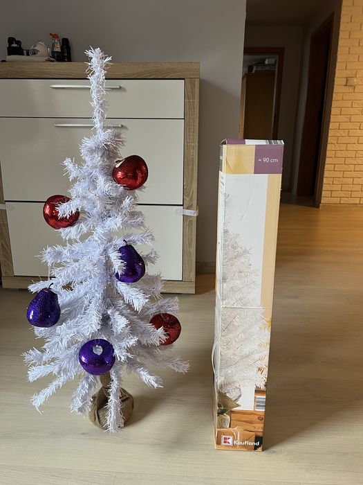 sztuczna choinka z Kauflandu, wysokość 90 cm.
