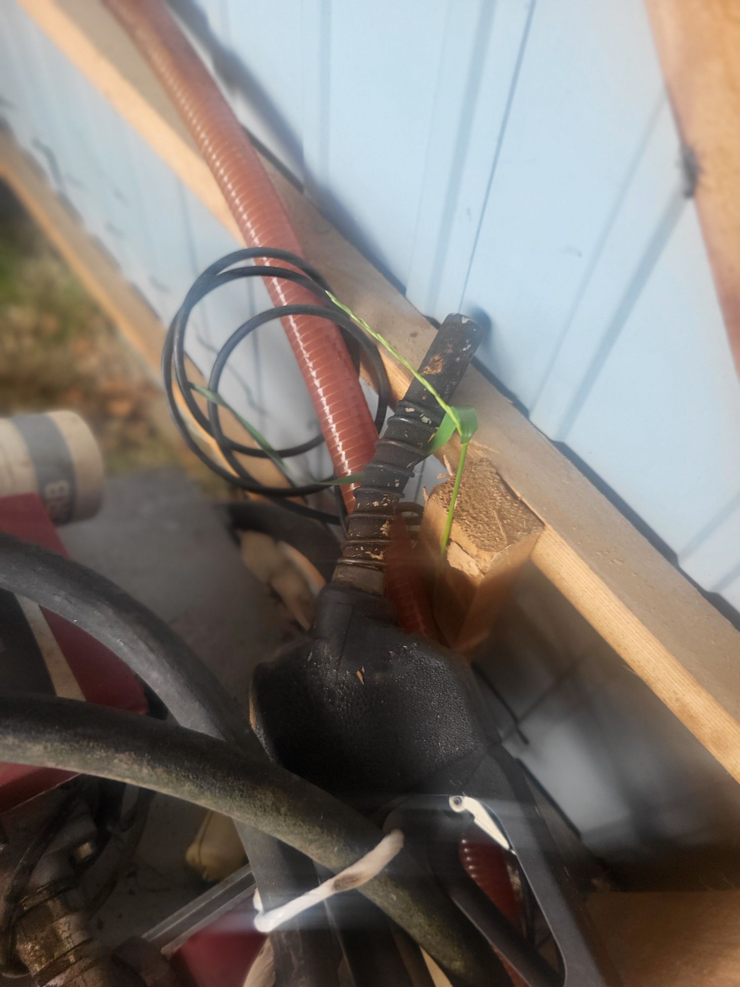 Zbiornik na paliwo z pistoletem i pompą