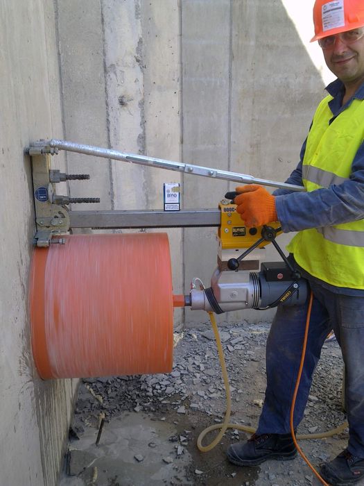 Алмазное сверление, бурение отверстий, резка проёмов, демонтаж бетона,