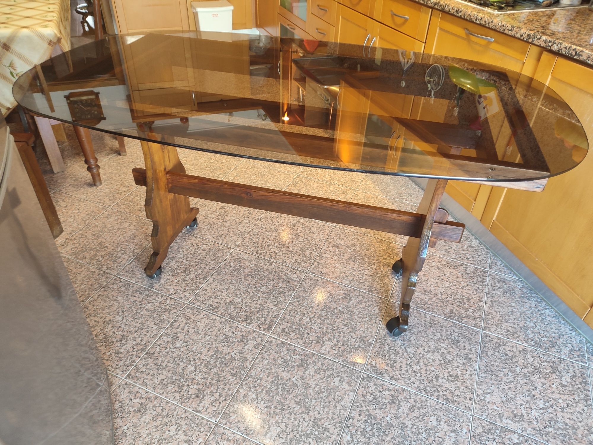 Mesa cozinha em madeira maciça e vidro