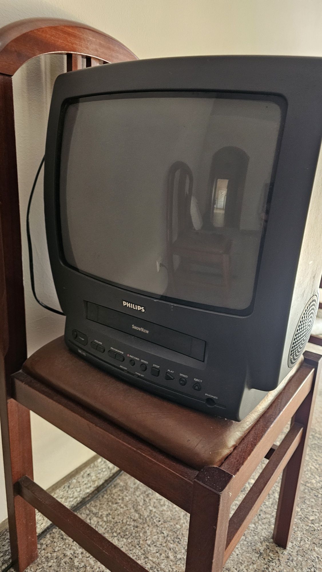 Duas televisões com leitor de cassetes Philips
