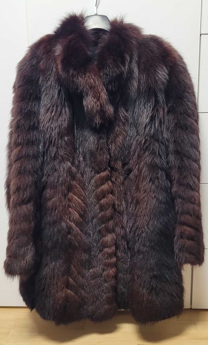 Klasyczne futro z lisa w nieklasycznym kolorze gorzkiej czekolady