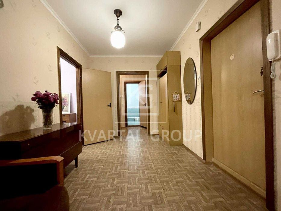 Продаж 2к квартири біля метро. Простора і тепла. Сертифікат Постанова