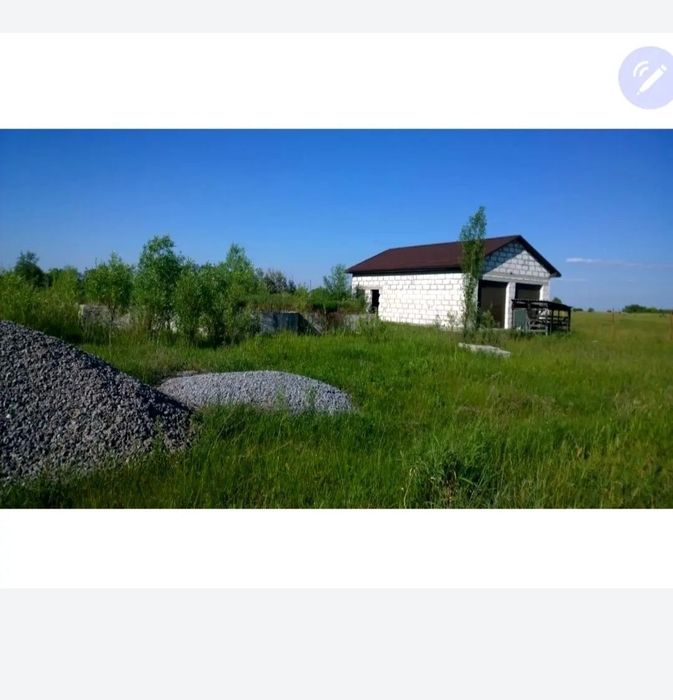 Земельна ділянка з гаражем та фундаментом під забудову