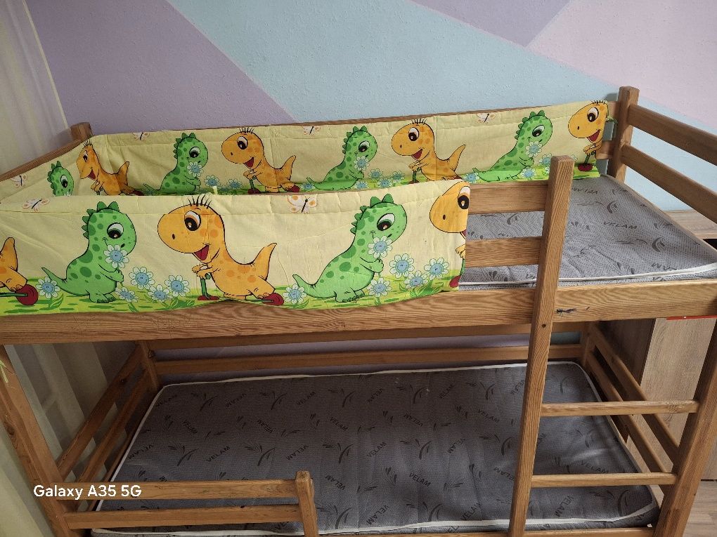 Продам двухъярустную деревянную кровать