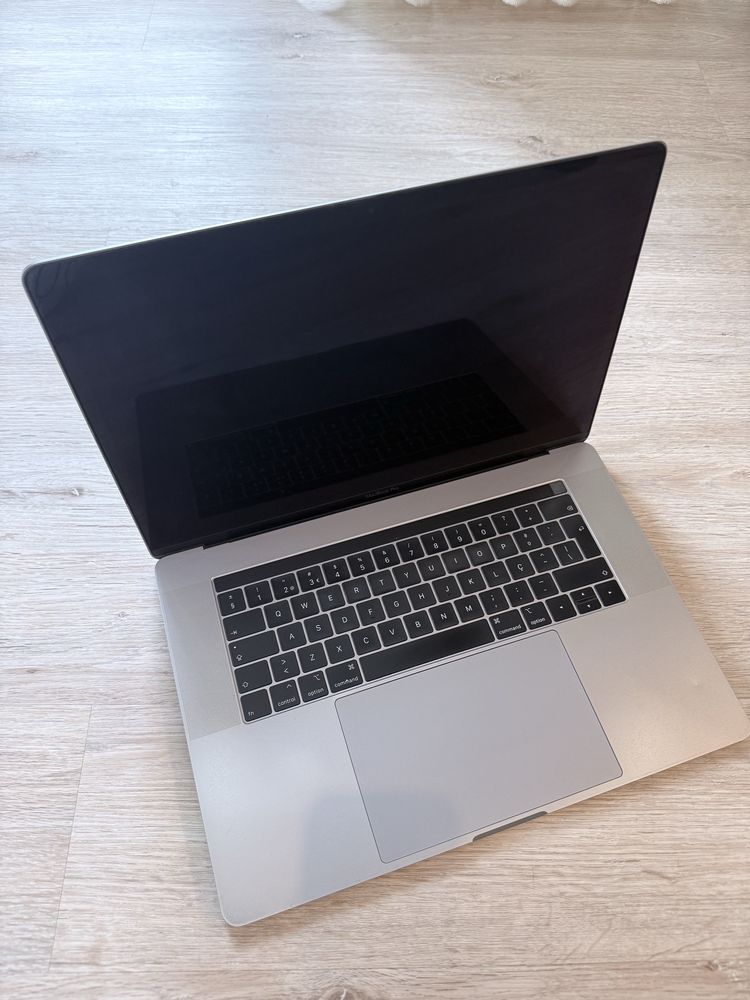 MacBook Pro 15” (2019)