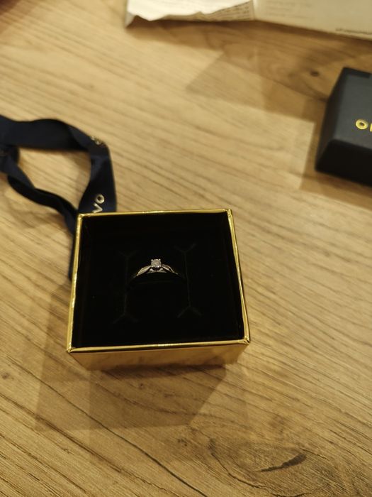 Anel de ouro branco com diamante