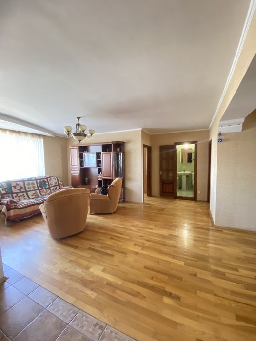 Простора  3 кім. квартира біля військ. інституту на Богуніі