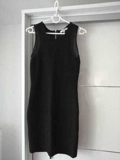 Czarna sukienka mini na grube ramiączka