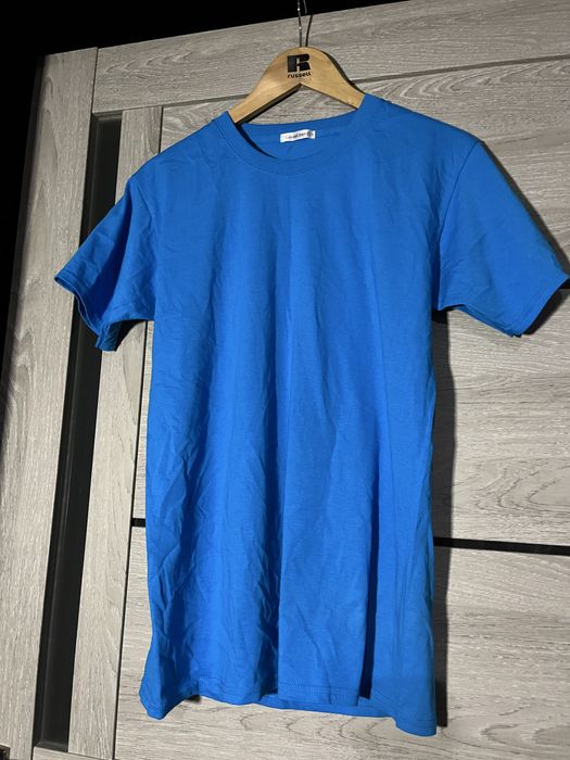 Футболки різних кольорів