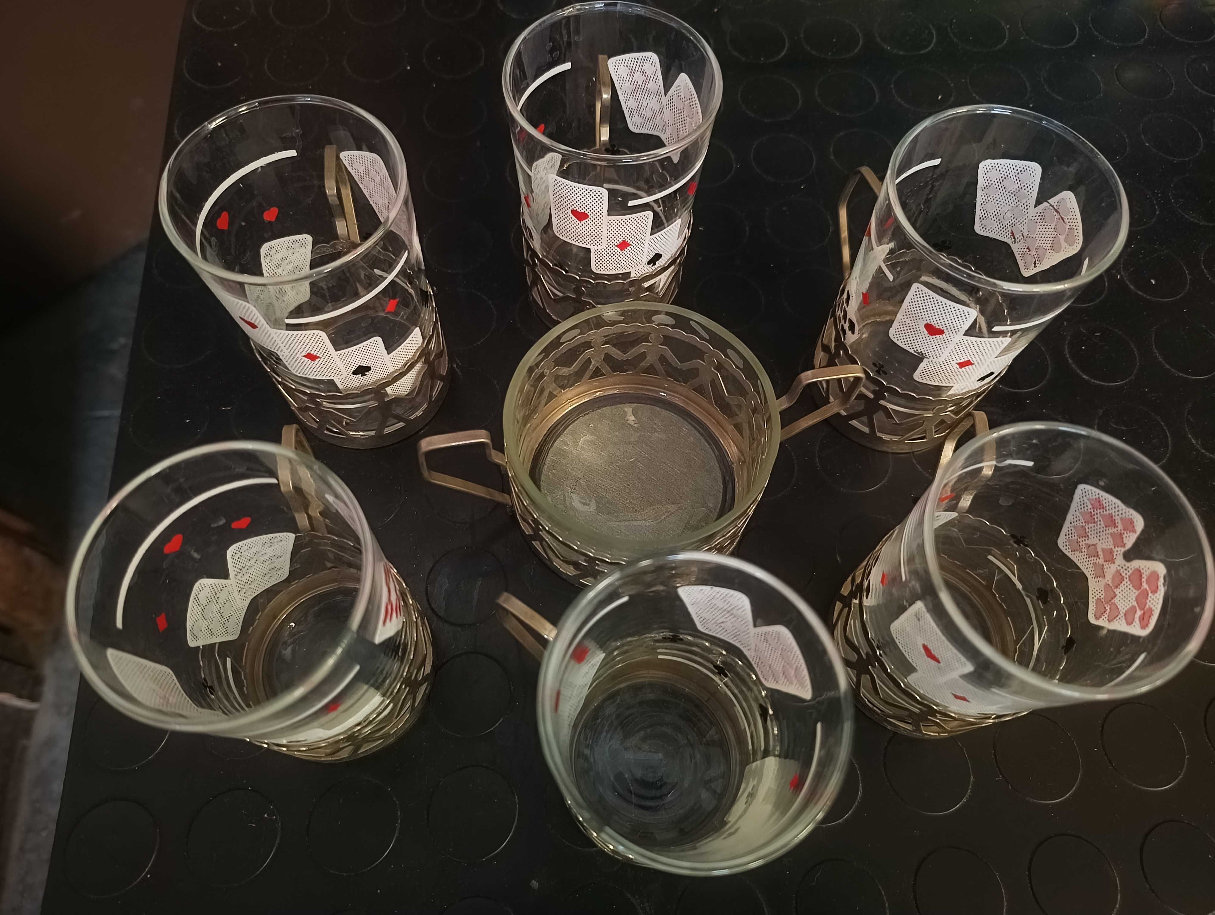 Komplet szklanek z koszyczkami i cukierniczką z PRL dla graczy w karty