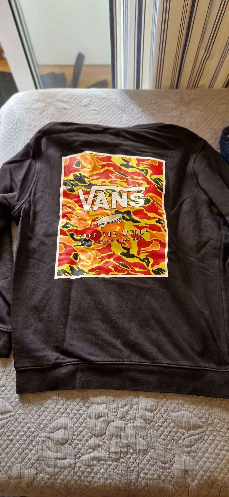 Sweat-tshirt Preta Vans com desenho atrás