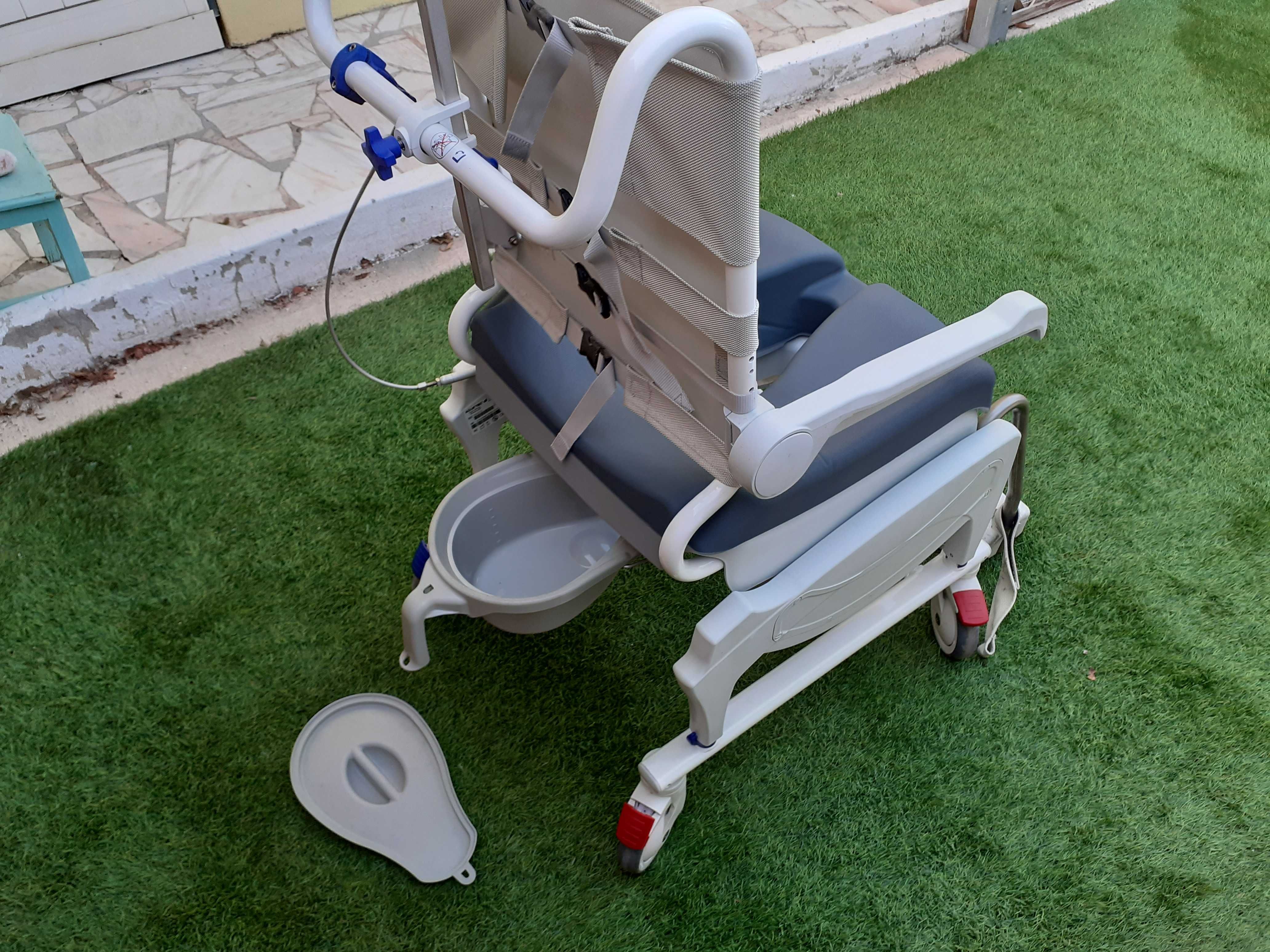 Cadeira de banho sanitária rodas  função de báscula e almofada AQUATEC