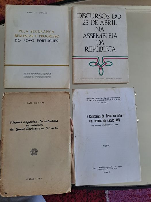 Diversos livros e brochuras