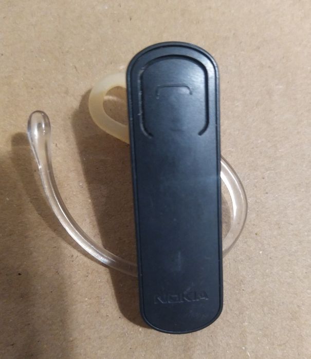 Bluetooth-гарнітура Nokia BH-108 з зарядкою.