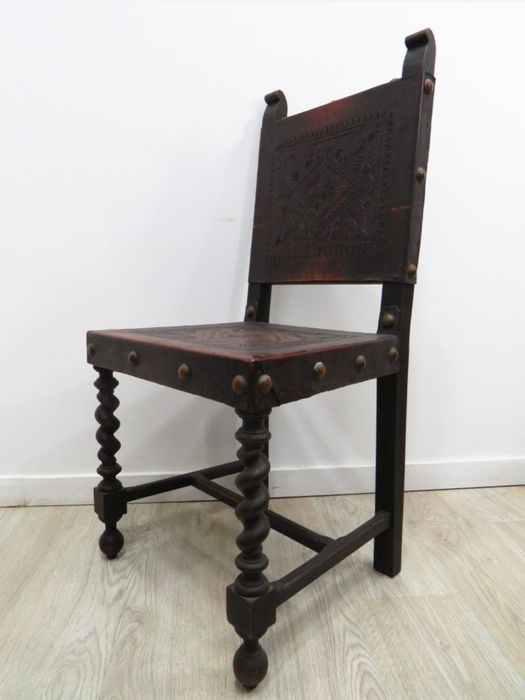 Cadeira com assento e costas em couro.