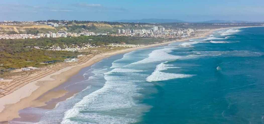Quarto amplo com marquise fechada para arrendar em Almada junto ao rio