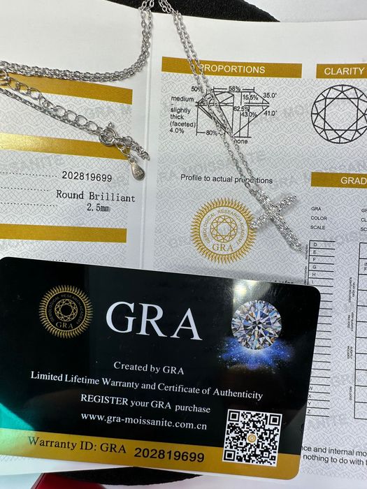 Хрестик з діамантами . Срібний ланцюжок з хрестиком .