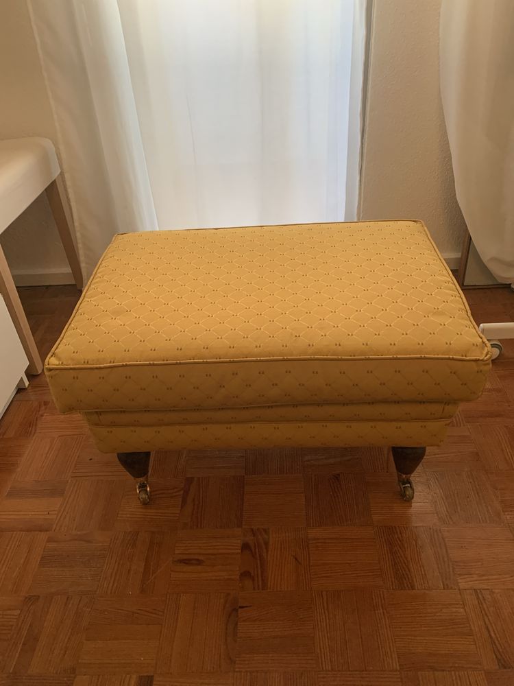 Puff amarelo para sala