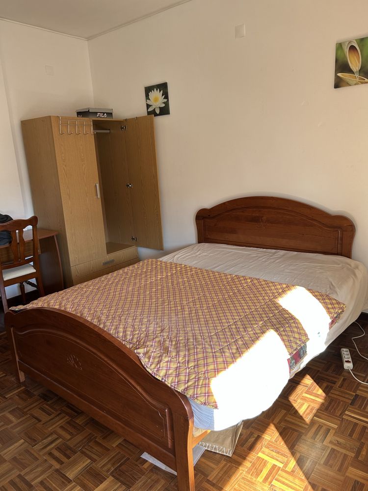 Cama e colchão com 2 mesas de cabeceira