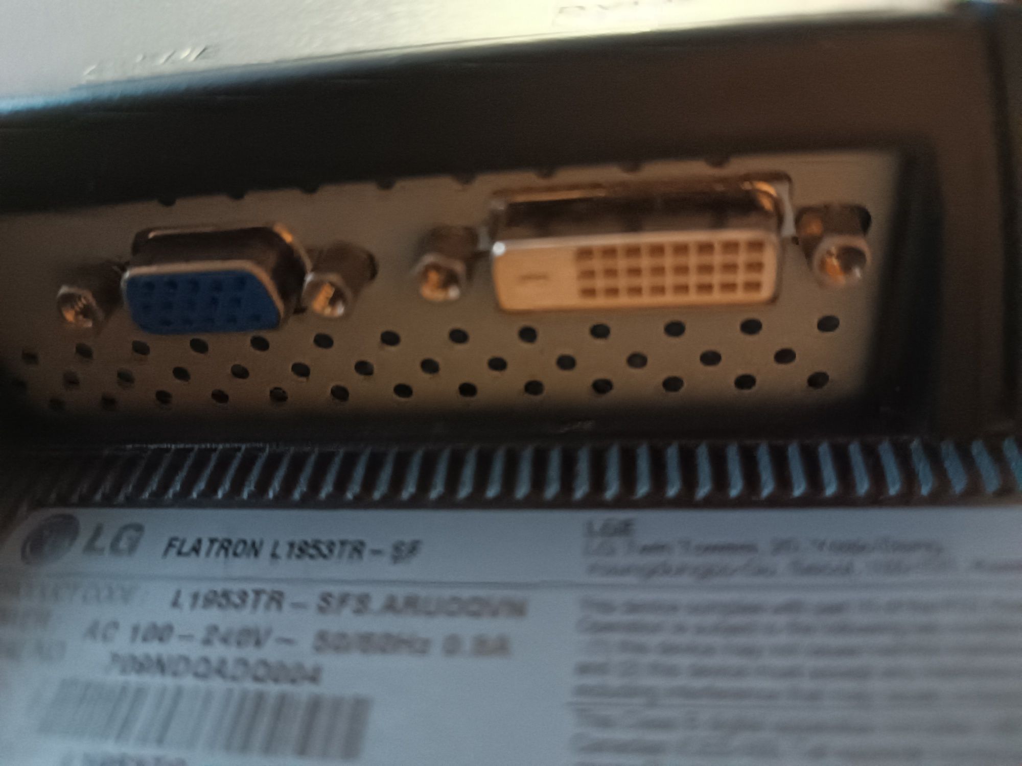 Монітор комп'ютера LG flatron+колонки+камера.
