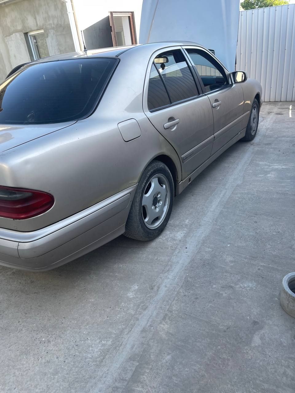 Продам Мерседес w 210 по запчастям. Есть все запчасти.