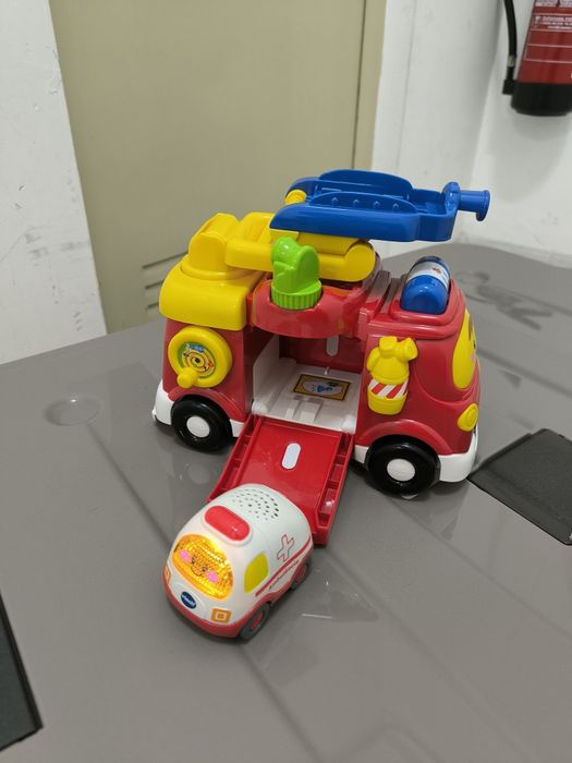 Vendo carro dos bombeiros com uma ambulância