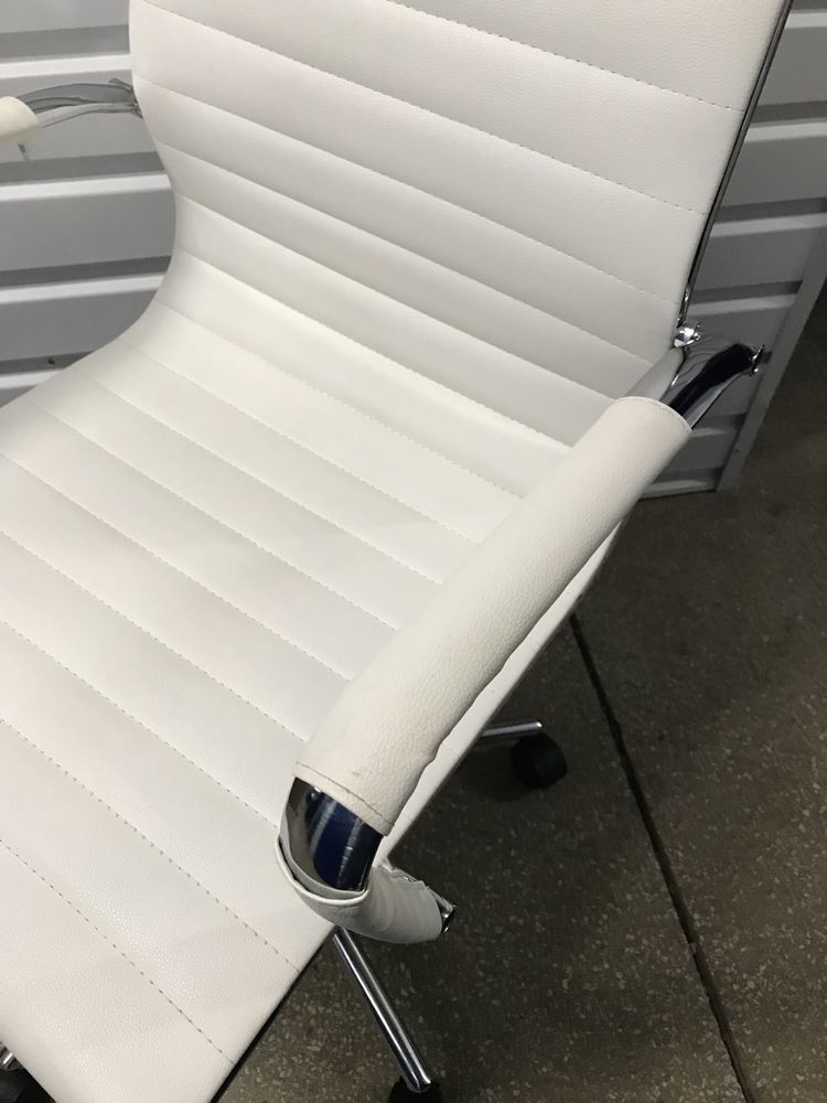 Крісло офісне біле