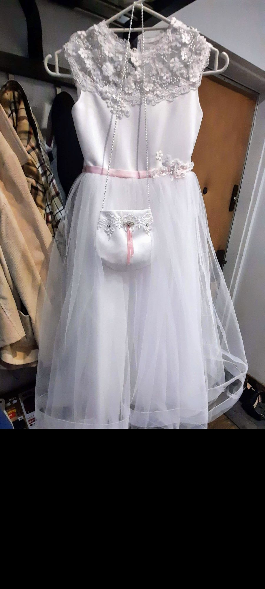 Sukienka komunijna 
Pachy: 66 cm
Sprzedam sukienkę komunijną ..czystą