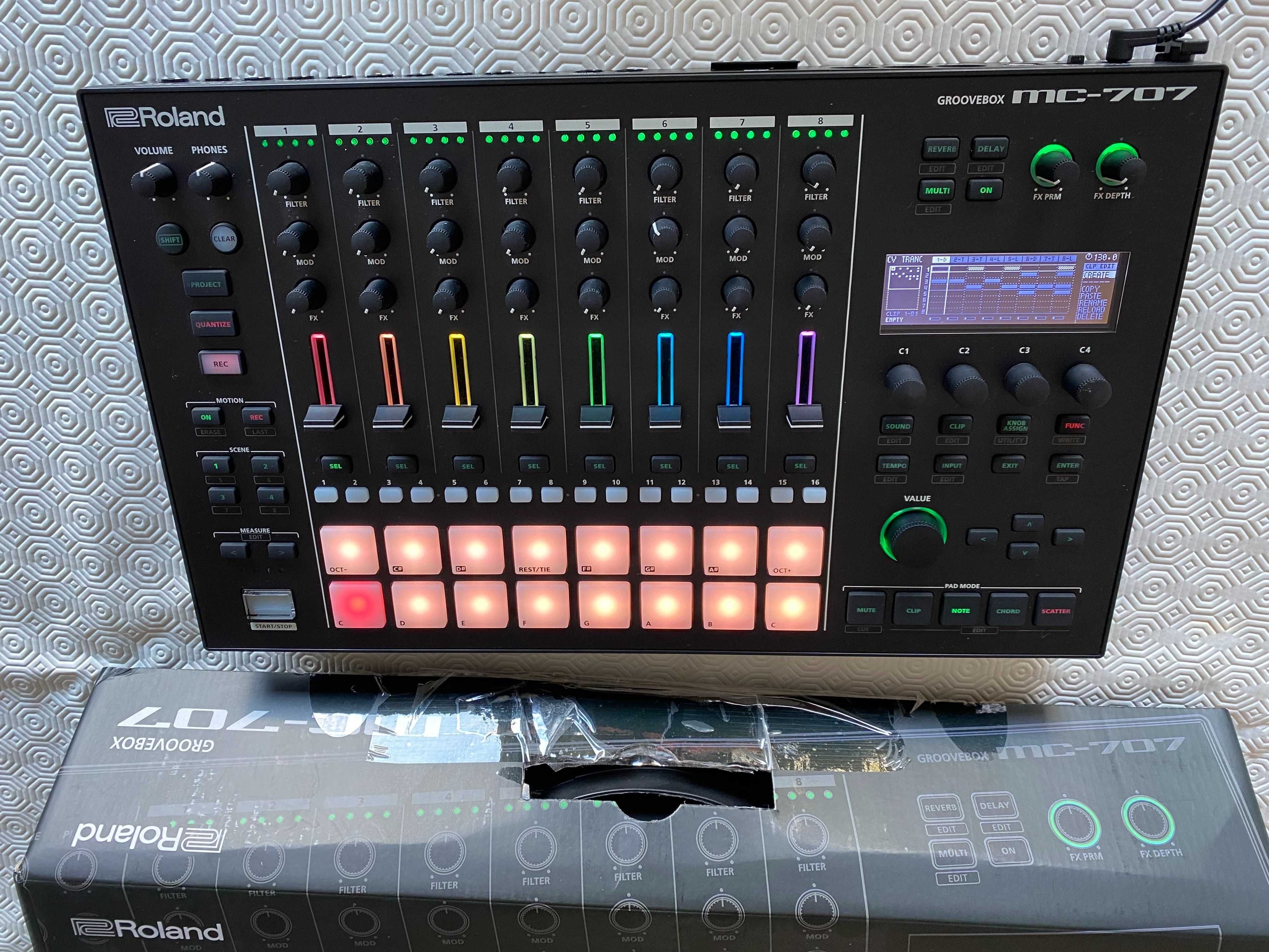 Roland MC-707 groovebox + cartão SD + extras