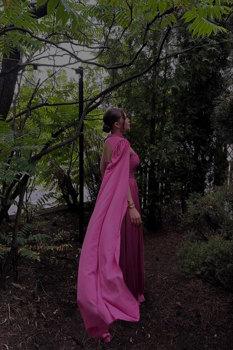 Przpiekna sukienka Lou różowa Oriana długa, z peleryną