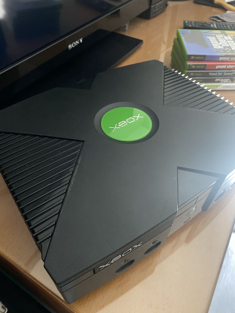 XBOX classic com comando e 6 jogos