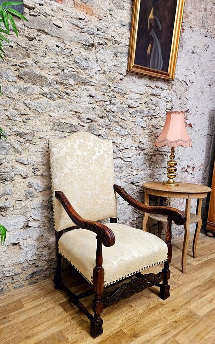 Stylowy fotel / fotel tronowy w stylu vintage – drewniane rzeźbienia,