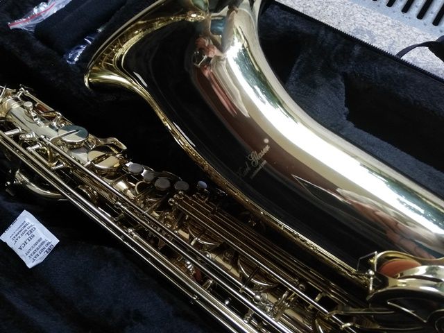 Saxofone baritono e kit