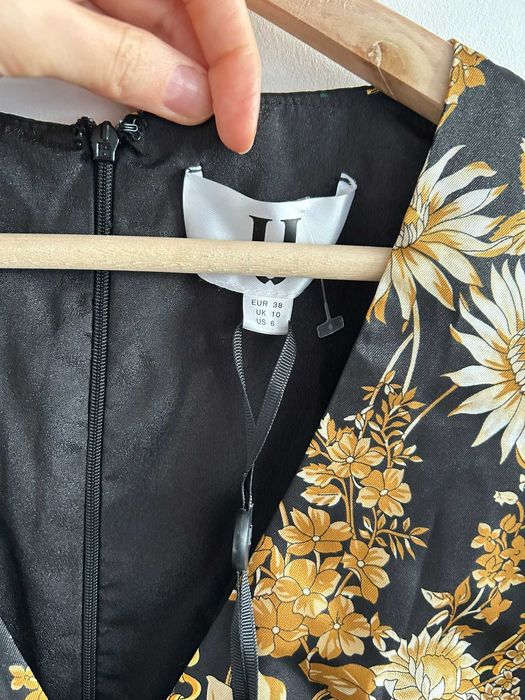 Nowa z metką sukienka mini złoto czarna z falbankami 38 U Collection