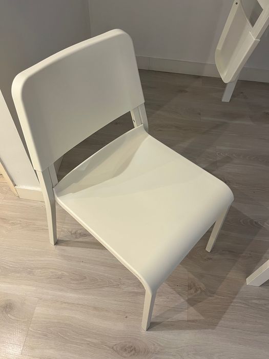 Mesa e 4 cadeiras 120€