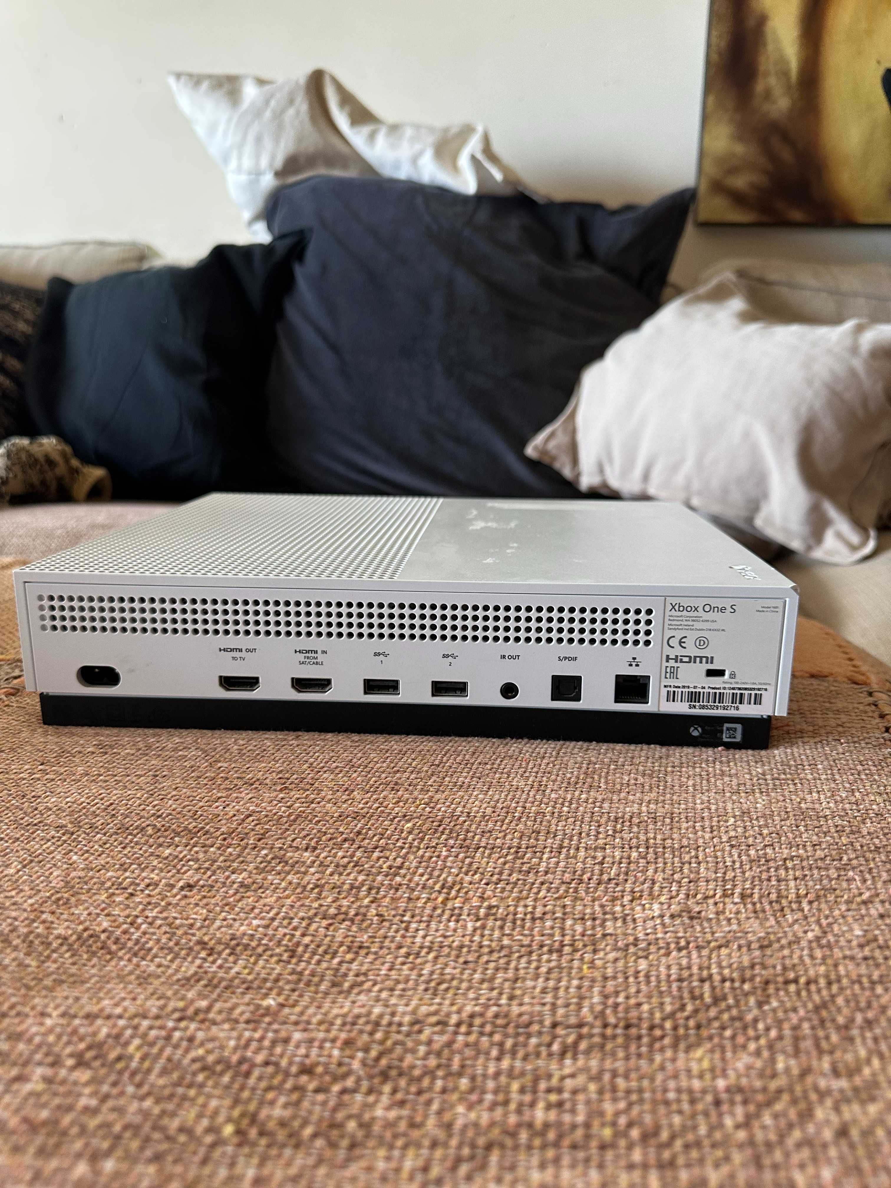 Xbox One S 500GB com comando