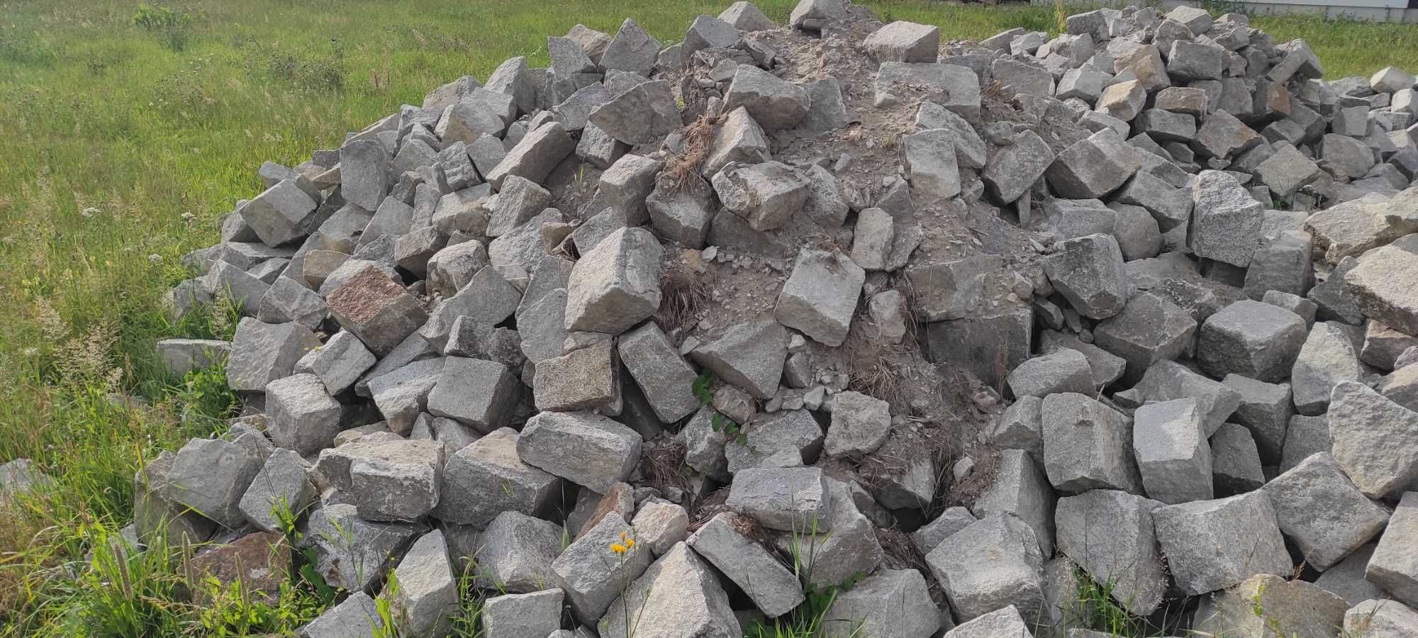 Duża kostka granitowa