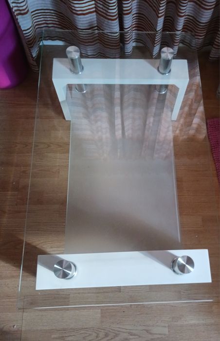 Mesa de centro em vidro e lacada de branco