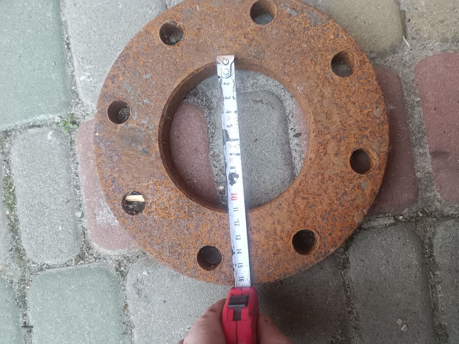 Продам новые фланцы.