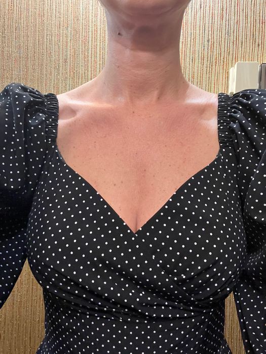 Сукня нова з декольте