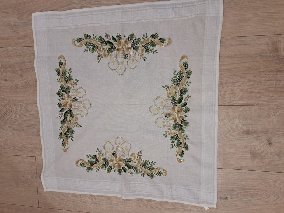 *Piękny haftowany obrus świąteczny.