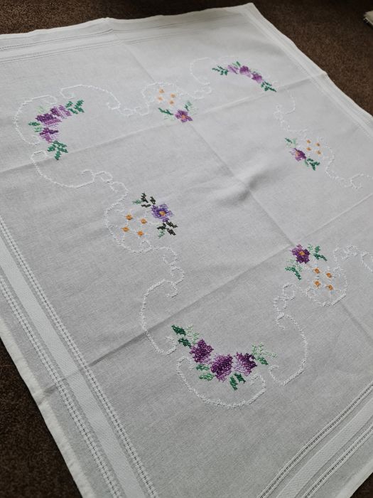 obrus ręcznie haftowany motywy kwiatowe do prywatnych kolekcji