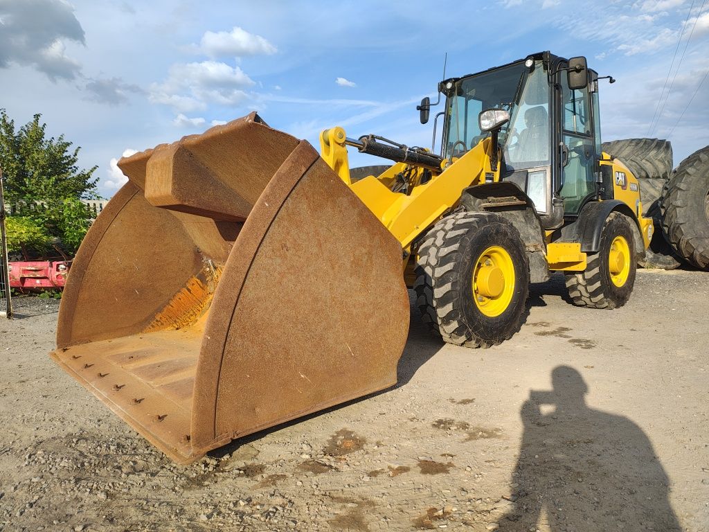 Ładowarka Cat 906M rok 2021 okazja wielką łyżką nowe opony sprowadzona
