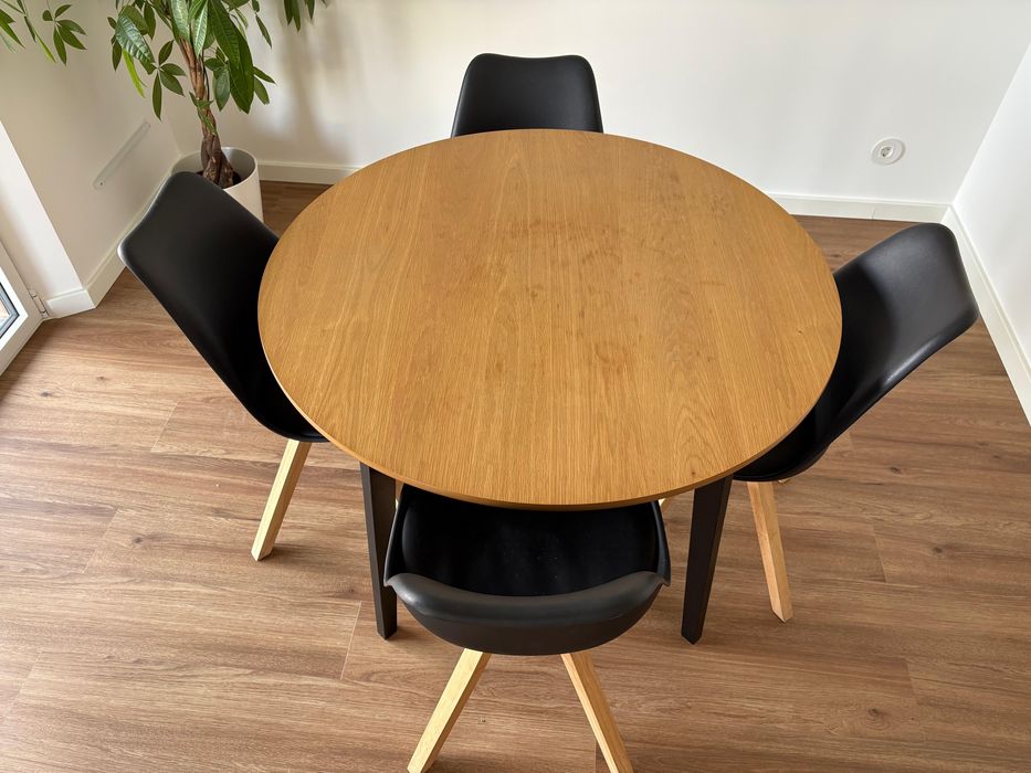 Mesa de jantar redonda (cadeiras não incluidas)