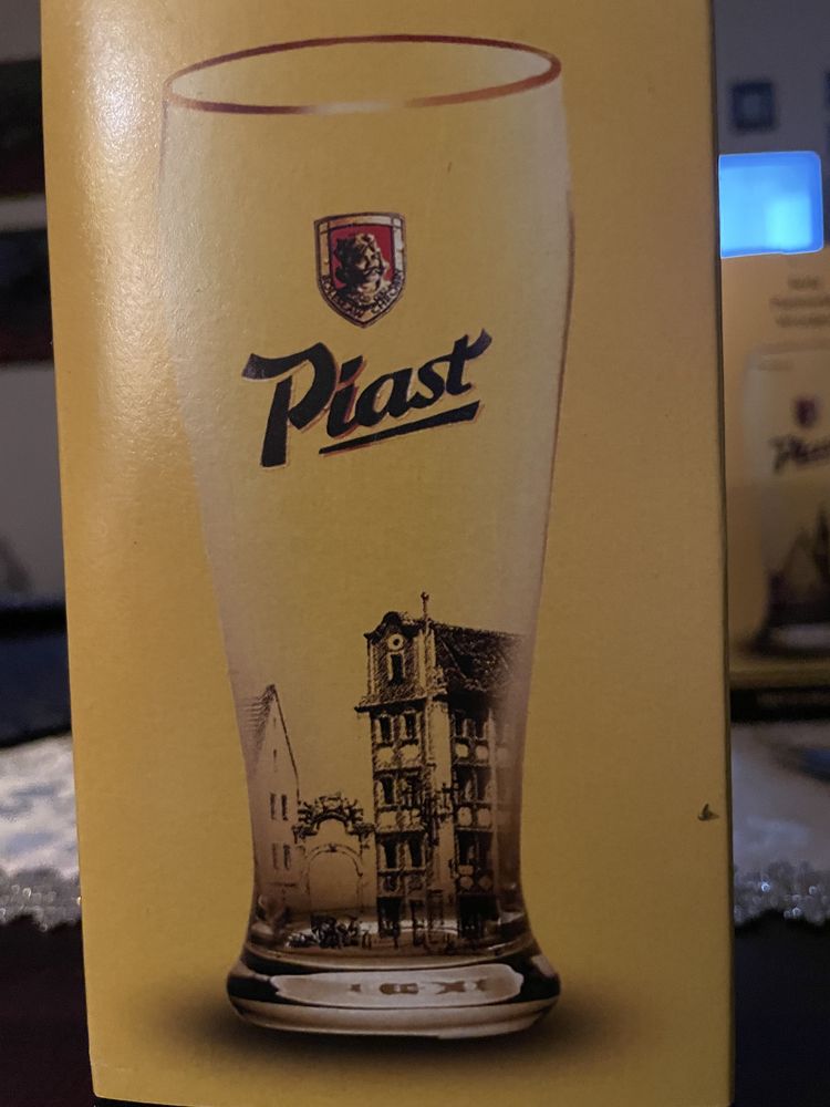 Szklanka Piast z hologramem.
