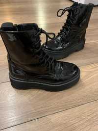 Czarne lakierowane buty typu glany trapery na platformie rozm 36-36,5