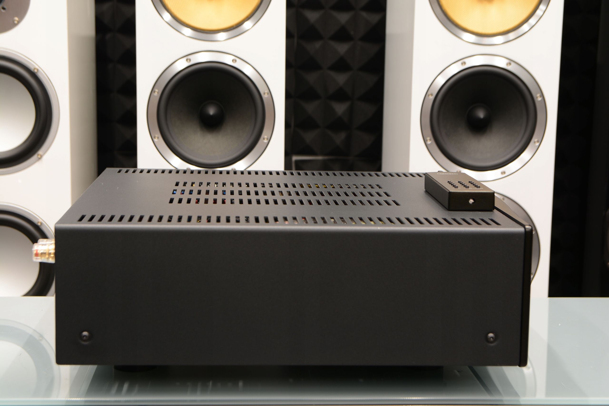 Zadbany wzmacniacz stereo Hegel H300 z DAC USB XLR 2x 430W 4 Ohm
