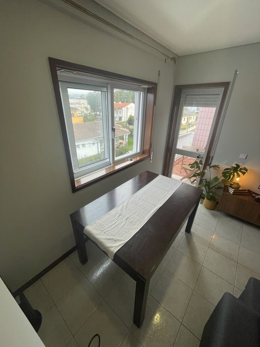 Mesa de jantar madeira maciça escura extensível – 6 a 8 lugares