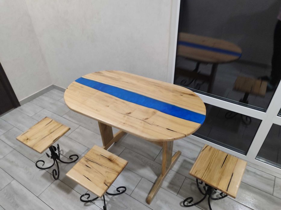 Стіл з епоксидної смоли